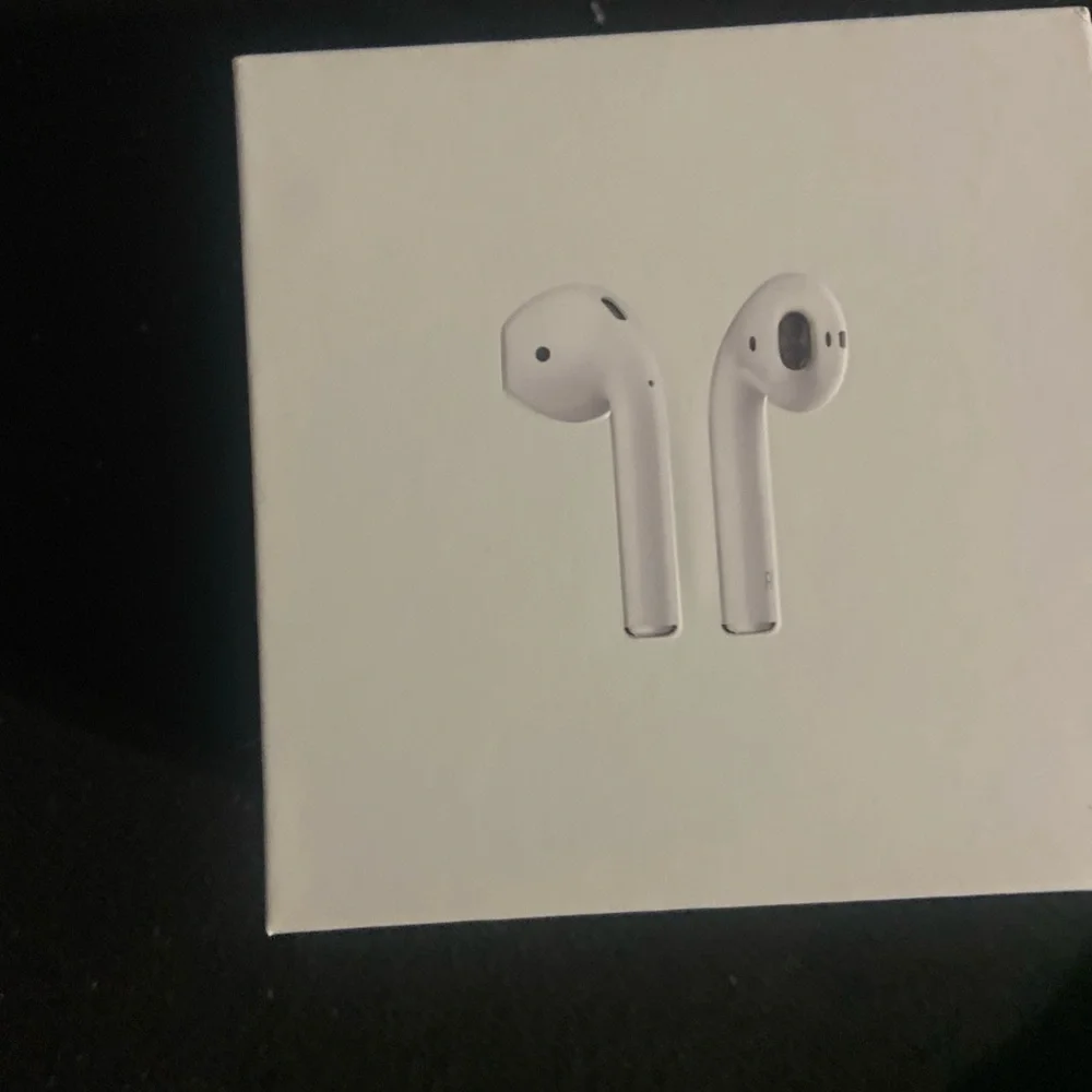 Apple Wireless Earbuds in White airpods